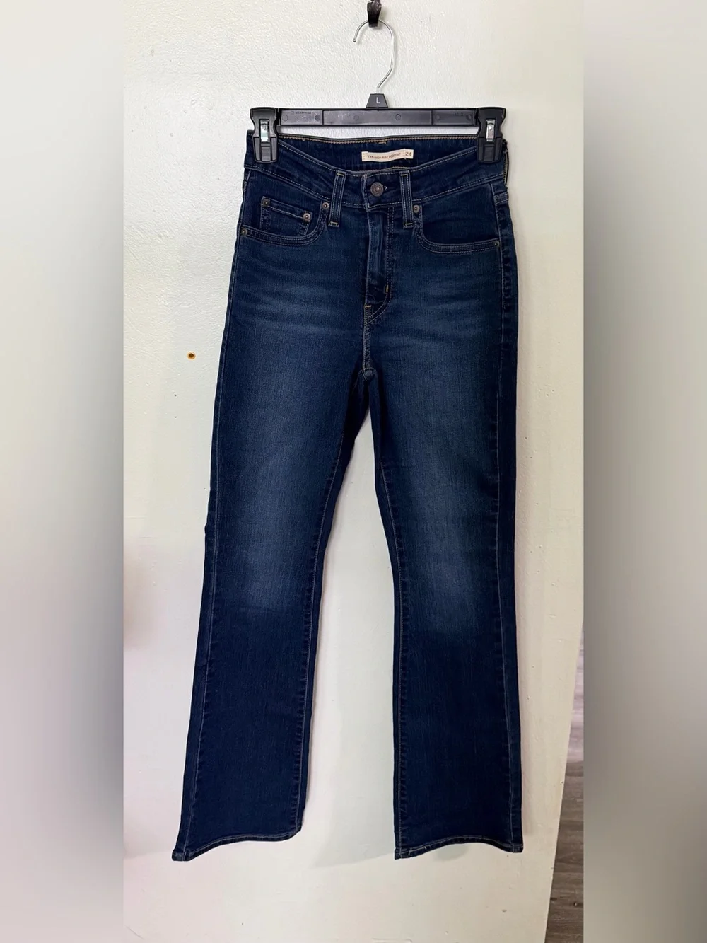 Levi's Dark Indigo Women’s 725 Highrise Bootcut Jeans SZ 24/30 - Picture 2 of 4